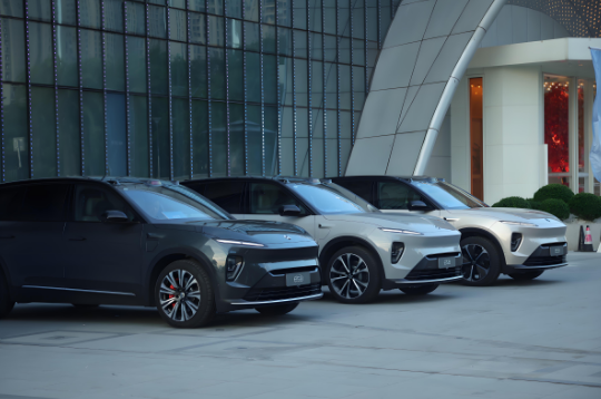 蔚来ES8试驾首日人气爆棚 车友彻夜排队到凌晨只为一试新驾感