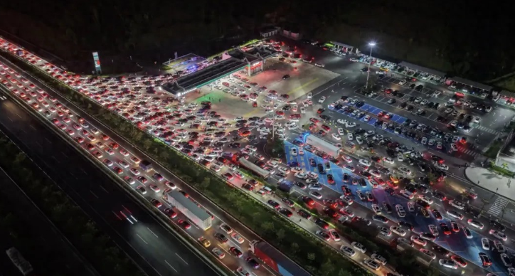 无人机拍下高速路震撼“彩色灯带”