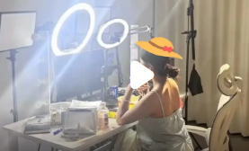 女主播每天播12小时替榜一还钱，直播间背后的真实故事与心酸细节