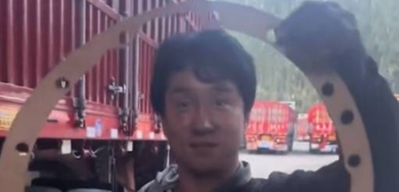 汽修工因撞脸成龙走红是为什么？